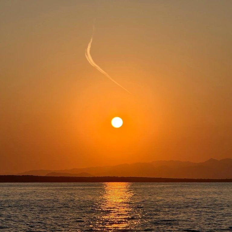 im kraftvollen orangenen Licht des Sonnenuntergangs